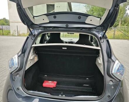Серый Рено Зое, объемом двигателя 0 л и пробегом 95 тыс. км за 9750 $, фото 40 на Automoto.ua