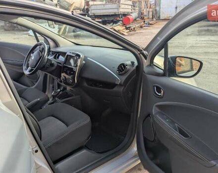 Серый Рено Зое, объемом двигателя 0 л и пробегом 103 тыс. км за 10000 $, фото 7 на Automoto.ua