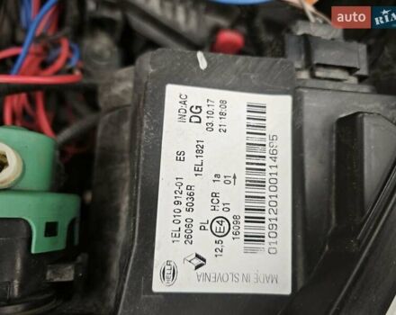 Серый Рено Зое, объемом двигателя 0 л и пробегом 95 тыс. км за 9750 $, фото 44 на Automoto.ua