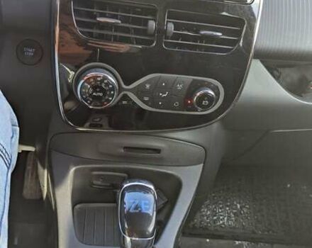 Серый Рено Зое, объемом двигателя 0 л и пробегом 103 тыс. км за 10000 $, фото 21 на Automoto.ua