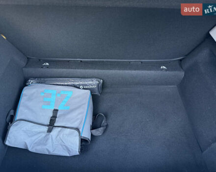 Серый Рено Зое, объемом двигателя 0 л и пробегом 21 тыс. км за 10446 $, фото 19 на Automoto.ua