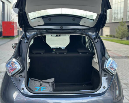 Серый Рено Зое, объемом двигателя 0 л и пробегом 137 тыс. км за 9450 $, фото 16 на Automoto.ua