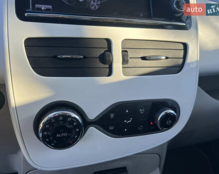 Серый Рено Зое, объемом двигателя 0 л и пробегом 108 тыс. км за 8500 $, фото 45 на Automoto.ua