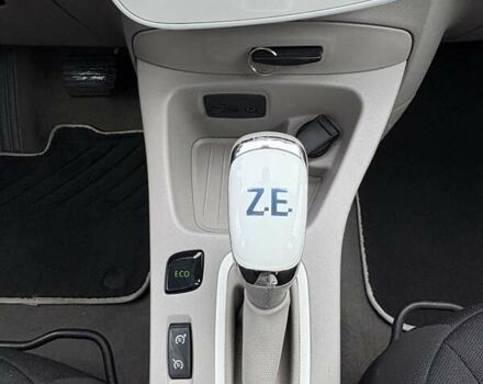 Серый Рено Зое, объемом двигателя 0 л и пробегом 62 тыс. км за 9500 $, фото 29 на Automoto.ua