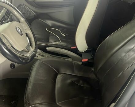 Серый Рено Зое, объемом двигателя 0 л и пробегом 115 тыс. км за 6900 $, фото 4 на Automoto.ua