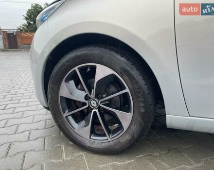 Серый Рено Зое, объемом двигателя 0 л и пробегом 150 тыс. км за 9700 $, фото 3 на Automoto.ua