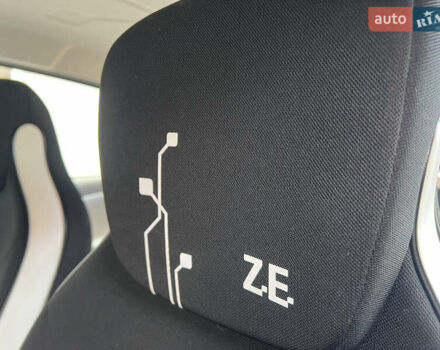 Серый Рено Зое, объемом двигателя 0 л и пробегом 108 тыс. км за 8500 $, фото 52 на Automoto.ua