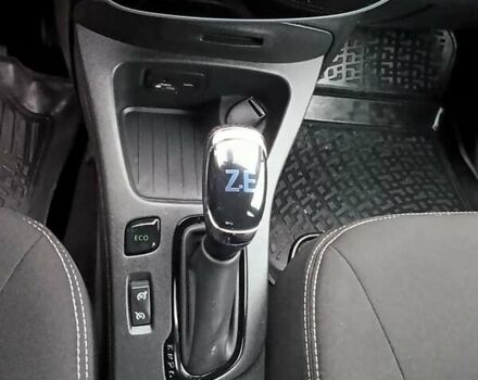 Серый Рено Зое, объемом двигателя 0 л и пробегом 108 тыс. км за 9400 $, фото 25 на Automoto.ua