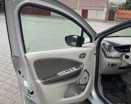 Серый Рено Зое, объемом двигателя 0 л и пробегом 150 тыс. км за 9700 $, фото 17 на Automoto.ua