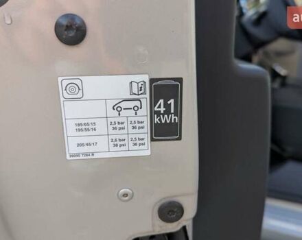 Серый Рено Зое, объемом двигателя 0 л и пробегом 103 тыс. км за 10000 $, фото 15 на Automoto.ua