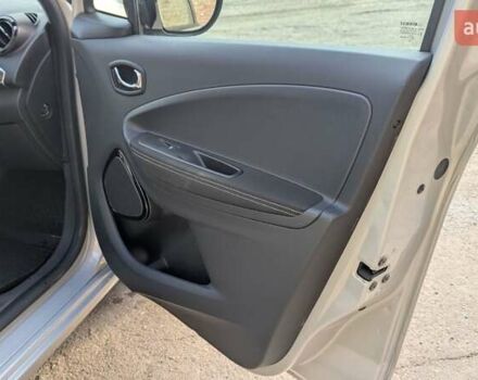 Серый Рено Зое, объемом двигателя 0 л и пробегом 103 тыс. км за 10000 $, фото 9 на Automoto.ua