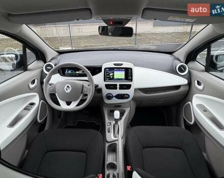 Серый Рено Зое, объемом двигателя 0 л и пробегом 62 тыс. км за 9500 $, фото 20 на Automoto.ua