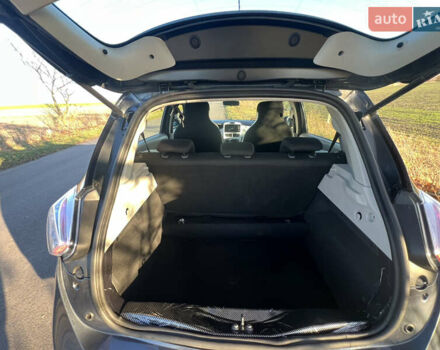 Серый Рено Зое, объемом двигателя 0 л и пробегом 108 тыс. км за 8500 $, фото 24 на Automoto.ua