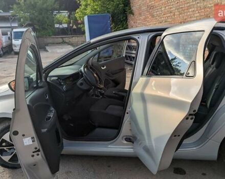 Серый Рено Зое, объемом двигателя 0 л и пробегом 103 тыс. км за 10000 $, фото 14 на Automoto.ua