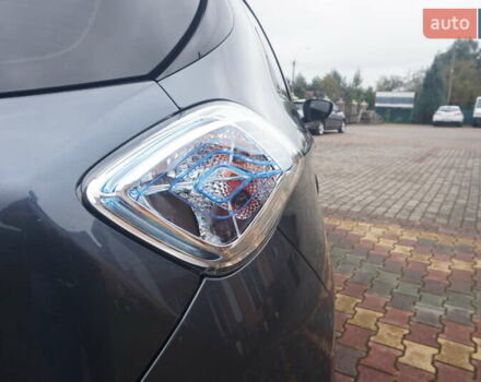 Серый Рено Зое, объемом двигателя 0 л и пробегом 78 тыс. км за 10000 $, фото 22 на Automoto.ua