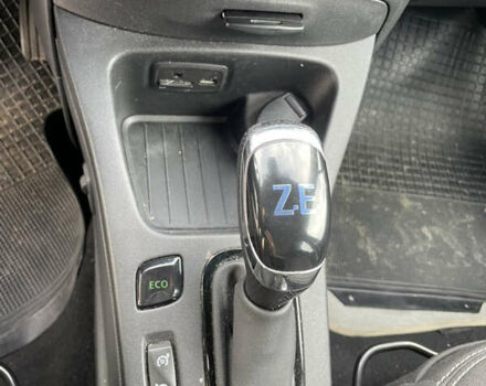 Рено Зое 2017 в Тернополе на Automoto.ua Серый Рено Зое, объемом двигателя 0 л и пробегом 130 тыс. км за 9200 $, фото 9 на Automoto.ua