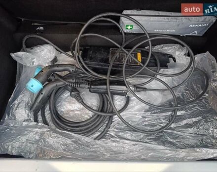 Серый Рено Зое, объемом двигателя 0 л и пробегом 108 тыс. км за 9400 $, фото 20 на Automoto.ua