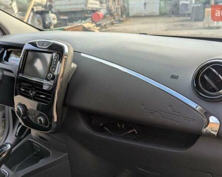 Серый Рено Зое, объемом двигателя 0 л и пробегом 103 тыс. км за 10000 $, фото 8 на Automoto.ua