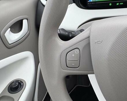 Серый Рено Зое, объемом двигателя 0 л и пробегом 62 тыс. км за 9500 $, фото 34 на Automoto.ua