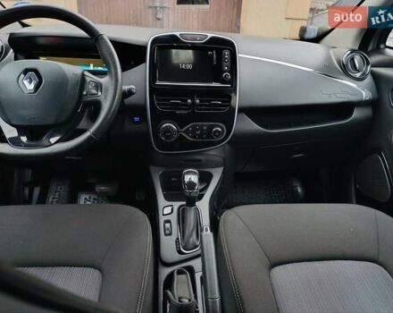 Серый Рено Зое, объемом двигателя 0 л и пробегом 108 тыс. км за 9400 $, фото 4 на Automoto.ua