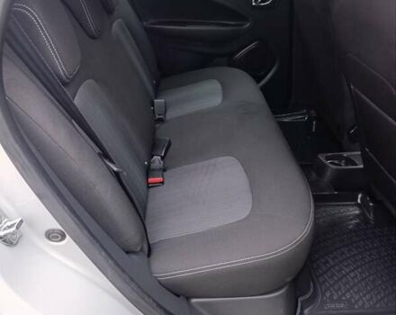 Серый Рено Зое, объемом двигателя 0 л и пробегом 108 тыс. км за 9400 $, фото 17 на Automoto.ua