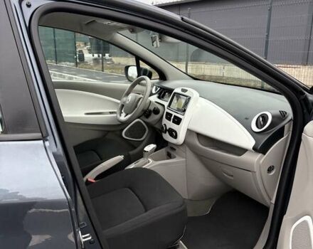 Серый Рено Зое, объемом двигателя 0 л и пробегом 62 тыс. км за 9500 $, фото 24 на Automoto.ua