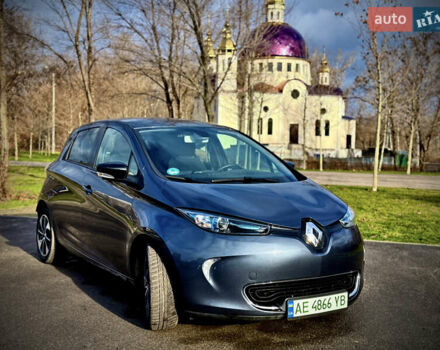 Серый Рено Зое, объемом двигателя 0 л и пробегом 127 тыс. км за 10700 $, фото 1 на Automoto.ua