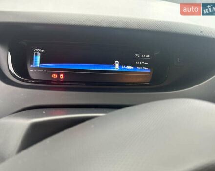 Серый Рено Зое, объемом двигателя 0 л и пробегом 41 тыс. км за 10000 $, фото 2 на Automoto.ua