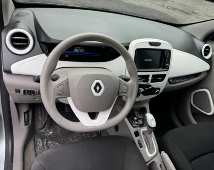 Серый Рено Зое, объемом двигателя 0 л и пробегом 96 тыс. км за 9000 $, фото 4 на Automoto.ua
