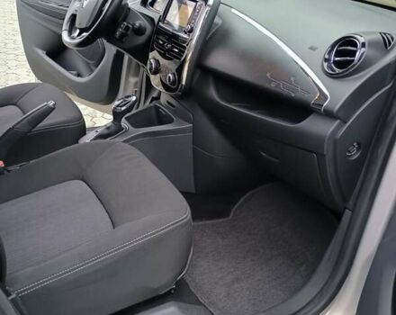 Серый Рено Зое, объемом двигателя 0 л и пробегом 64 тыс. км за 8700 $, фото 28 на Automoto.ua