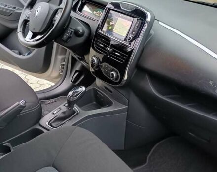 Серый Рено Зое, объемом двигателя 0 л и пробегом 64 тыс. км за 8700 $, фото 30 на Automoto.ua