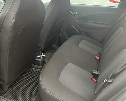 Серый Рено Зое, объемом двигателя 0 л и пробегом 41 тыс. км за 10000 $, фото 4 на Automoto.ua