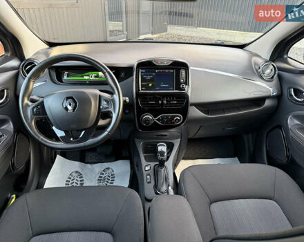 Серый Рено Зое, объемом двигателя 0 л и пробегом 119 тыс. км за 9950 $, фото 16 на Automoto.ua
