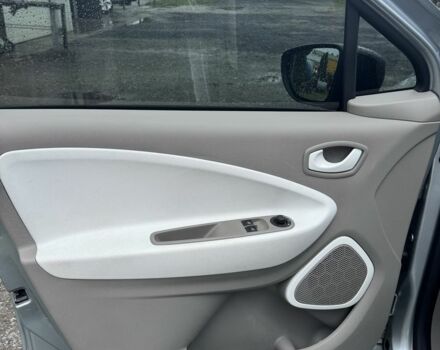 Серый Рено Зое, объемом двигателя 0 л и пробегом 96 тыс. км за 9000 $, фото 5 на Automoto.ua