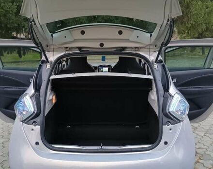 Серый Рено Зое, объемом двигателя 0 л и пробегом 64 тыс. км за 8700 $, фото 32 на Automoto.ua