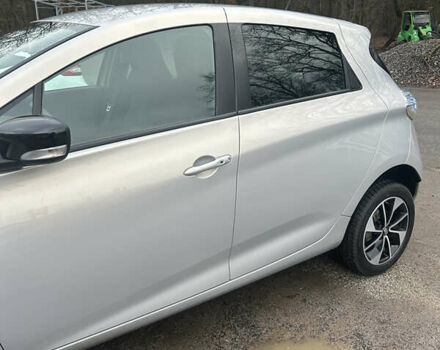 Серый Рено Зое, объемом двигателя 0 л и пробегом 41 тыс. км за 10000 $, фото 7 на Automoto.ua