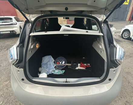 Серый Рено Зое, объемом двигателя 0 л и пробегом 41 тыс. км за 10000 $, фото 3 на Automoto.ua