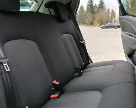 Серый Рено Зое, объемом двигателя 0 л и пробегом 64 тыс. км за 8700 $, фото 26 на Automoto.ua