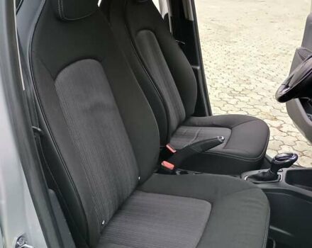 Серый Рено Зое, объемом двигателя 0 л и пробегом 64 тыс. км за 8700 $, фото 29 на Automoto.ua