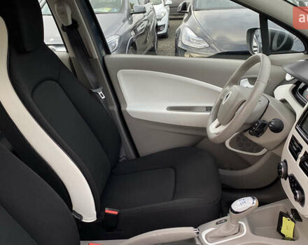 Серый Рено Зое, объемом двигателя 0 л и пробегом 112 тыс. км за 9800 $, фото 49 на Automoto.ua