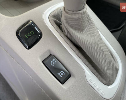 Серый Рено Зое, объемом двигателя 0 л и пробегом 112 тыс. км за 9800 $, фото 33 на Automoto.ua