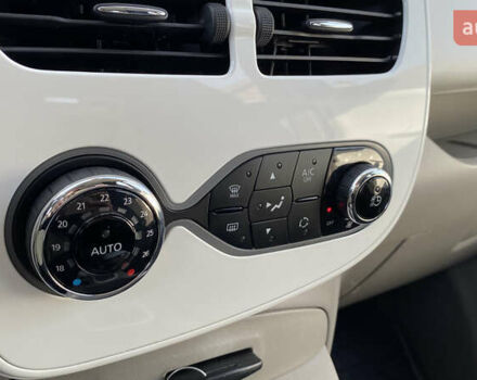 Серый Рено Зое, объемом двигателя 0 л и пробегом 112 тыс. км за 9800 $, фото 73 на Automoto.ua