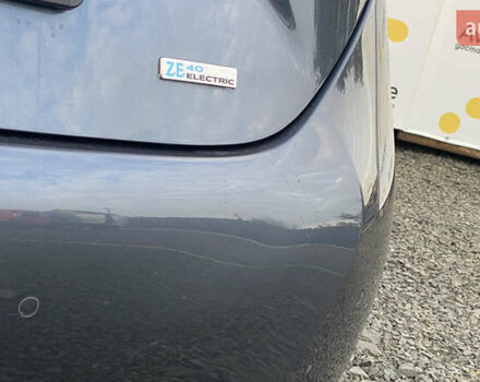 Серый Рено Зое, объемом двигателя 0 л и пробегом 112 тыс. км за 9800 $, фото 94 на Automoto.ua