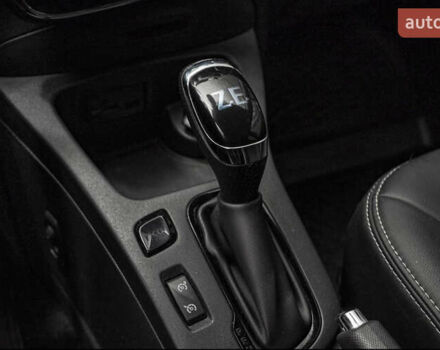 Серый Рено Зое, объемом двигателя 0 л и пробегом 95 тыс. км за 7600 $, фото 16 на Automoto.ua