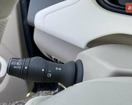 Серый Рено Зое, объемом двигателя 0 л и пробегом 112 тыс. км за 9800 $, фото 71 на Automoto.ua