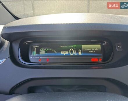 Серый Рено Зое, объемом двигателя 0 л и пробегом 60 тыс. км за 6500 $, фото 5 на Automoto.ua