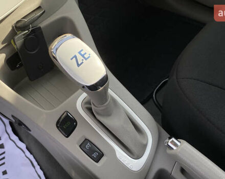 Серый Рено Зое, объемом двигателя 0 л и пробегом 112 тыс. км за 9800 $, фото 32 на Automoto.ua