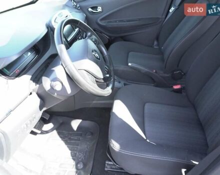 Серый Рено Зое, объемом двигателя 0 л и пробегом 126 тыс. км за 10000 $, фото 12 на Automoto.ua