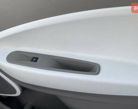 Серый Рено Зое, объемом двигателя 0 л и пробегом 112 тыс. км за 9800 $, фото 69 на Automoto.ua