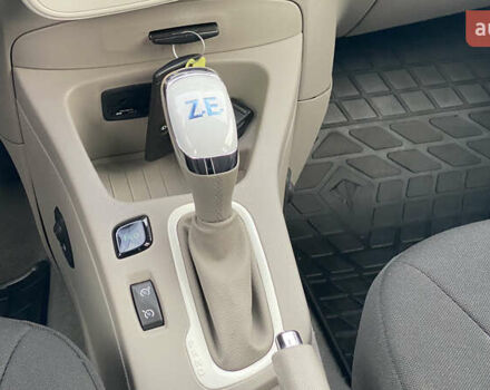 Серый Рено Зое, объемом двигателя 0 л и пробегом 112 тыс. км за 9800 $, фото 47 на Automoto.ua